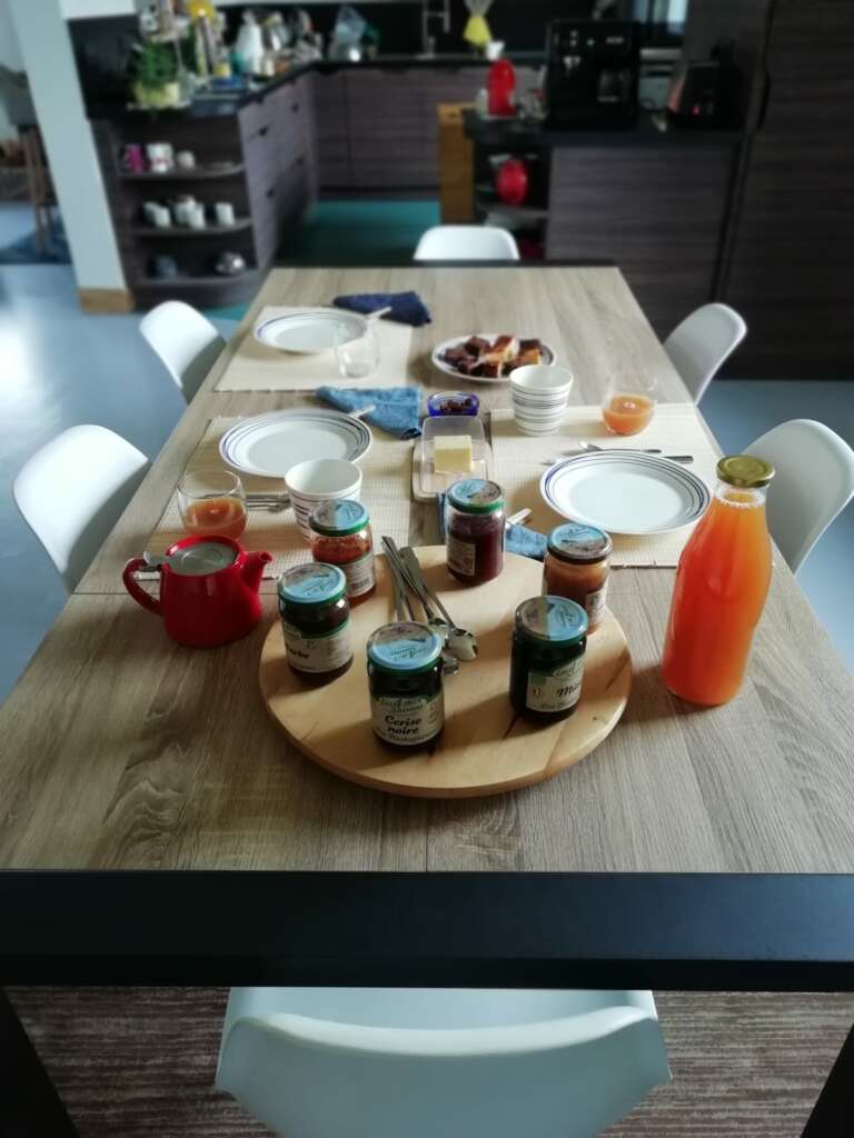 la-maison-de-lydie-swiftelodge-chambres-dhôtes-monts-darrée-finistère-bretagne-maison-petit-dejeuner