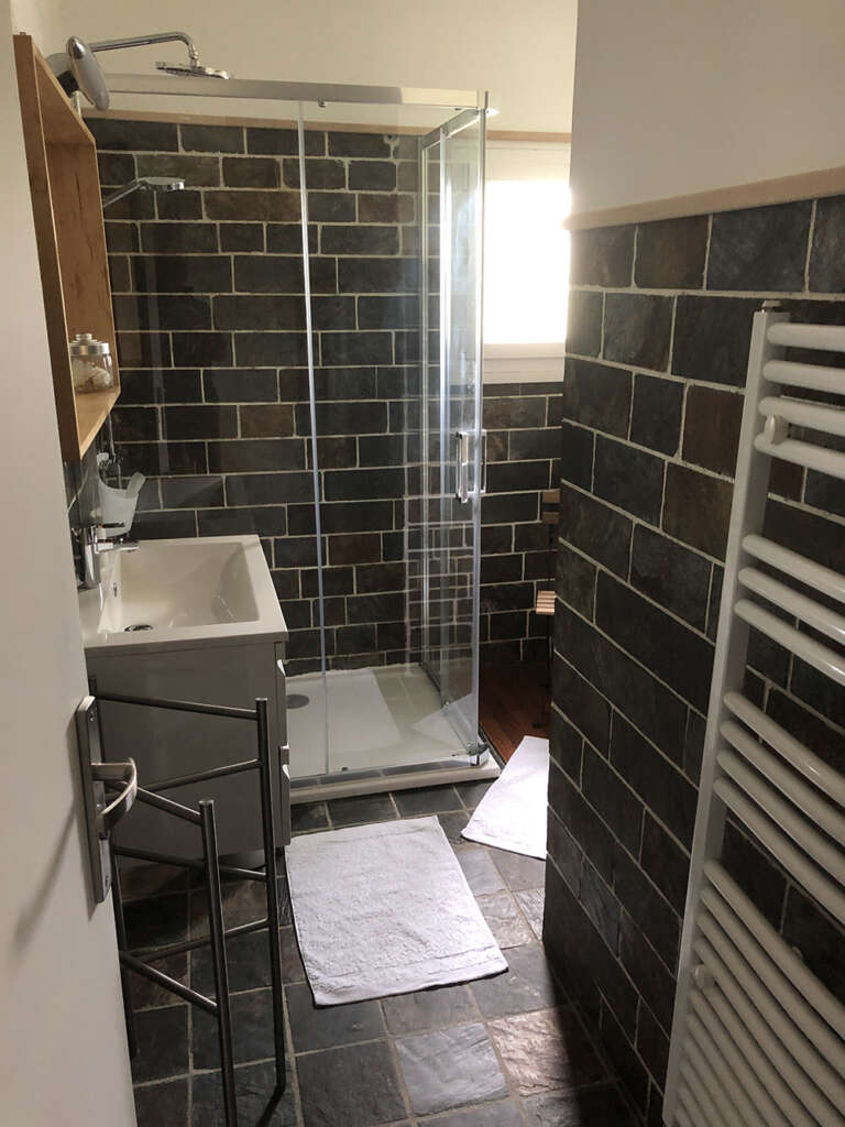 la-maison-de-lydie-swiftelodge-chambres-dhôtes-monts-darrée-finistère-bretagne-maison-salle-de-bain-rdc