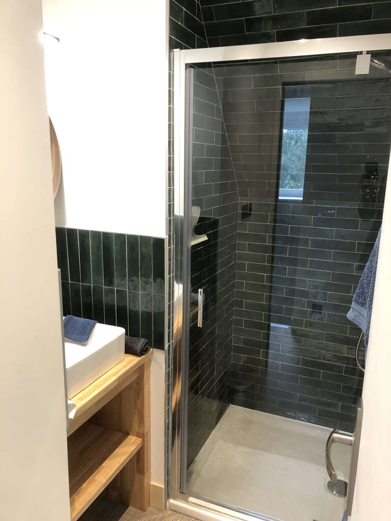 la-maison-de-lydie-swiftelodge-chambres-dhôtes-monts-darrée-finistère-bretagne-maison-salle-de-bain-etage