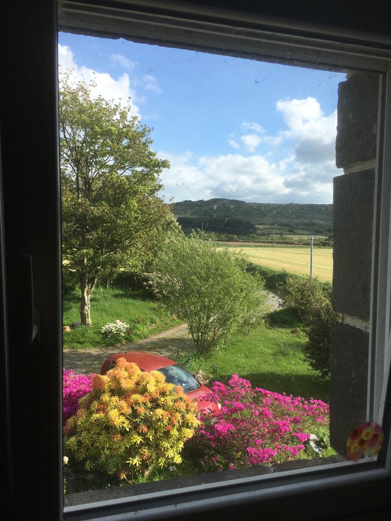 la-maison-de-lydie-swiftelodge-chambres-dhôtes-monts-darrée-finistère-bretagne-maison-chambre-vue-montagne