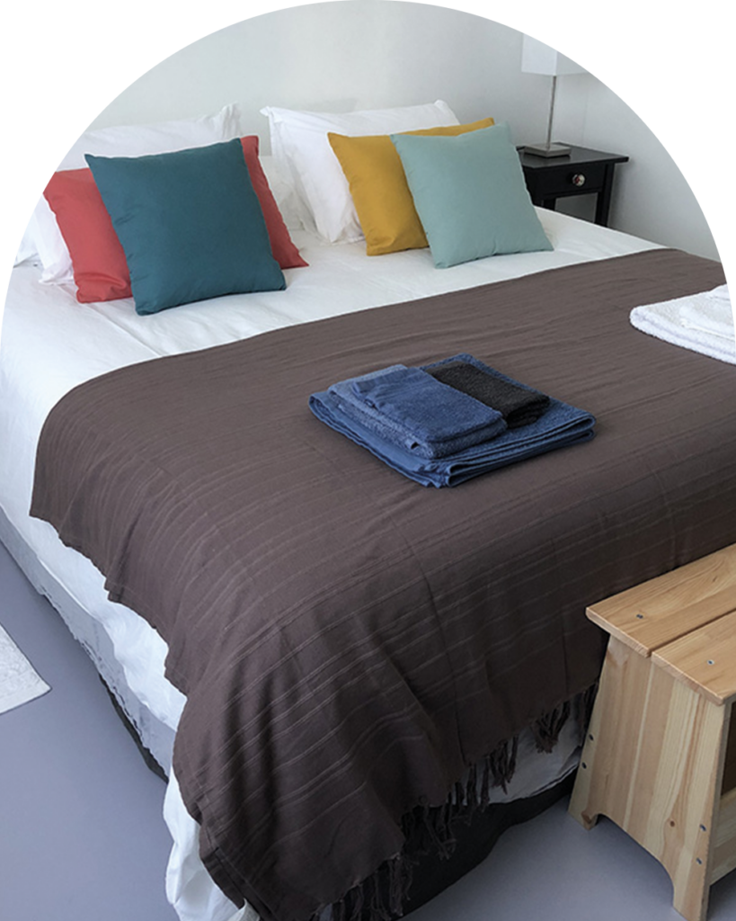 la-maison-de-lydie-swiftelodge-chambres-dhôtes-monts-darrée-finistère-bretagne-maison-chambre-maen-glaz